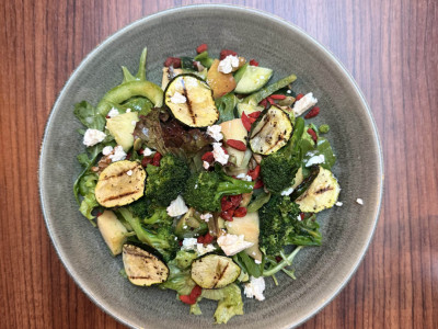 ENSALADA SUPER VERDE DE YUCCA <br/> <span class="text-success small">(OR MAKE IT VEGAN)</span>